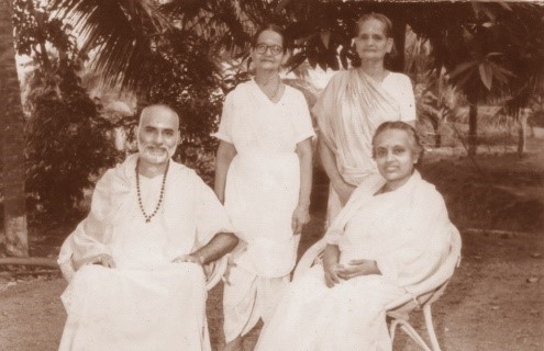 GL_PS_With_Devotees_in_old_Ashram